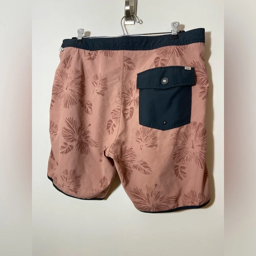 Vuori Cruise Board Shorts Mens Size 30 Pink Kona Floral Swim Trunks